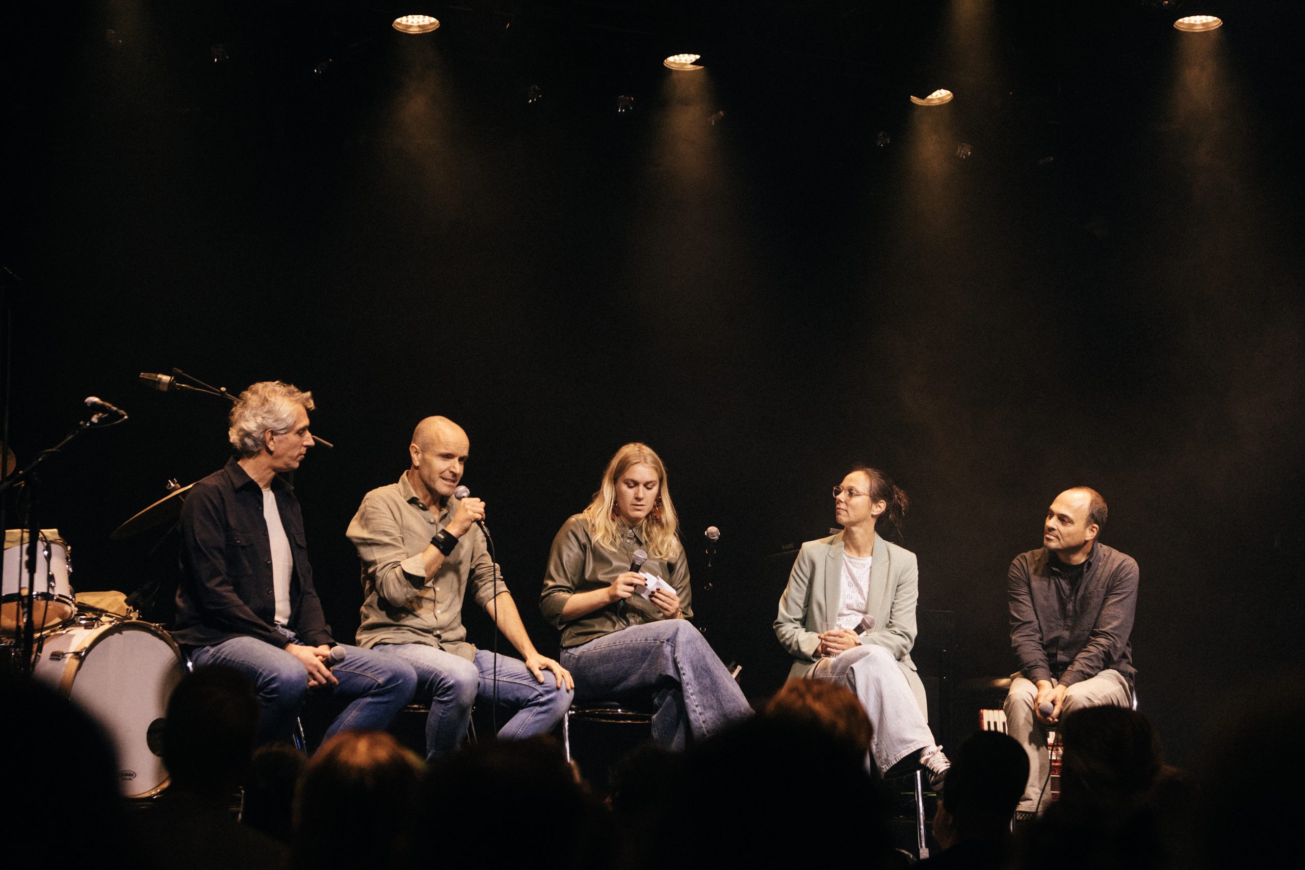 Panelgesprek op het podium tijdens de eerste OORMERK Showcase in de Melkweg
