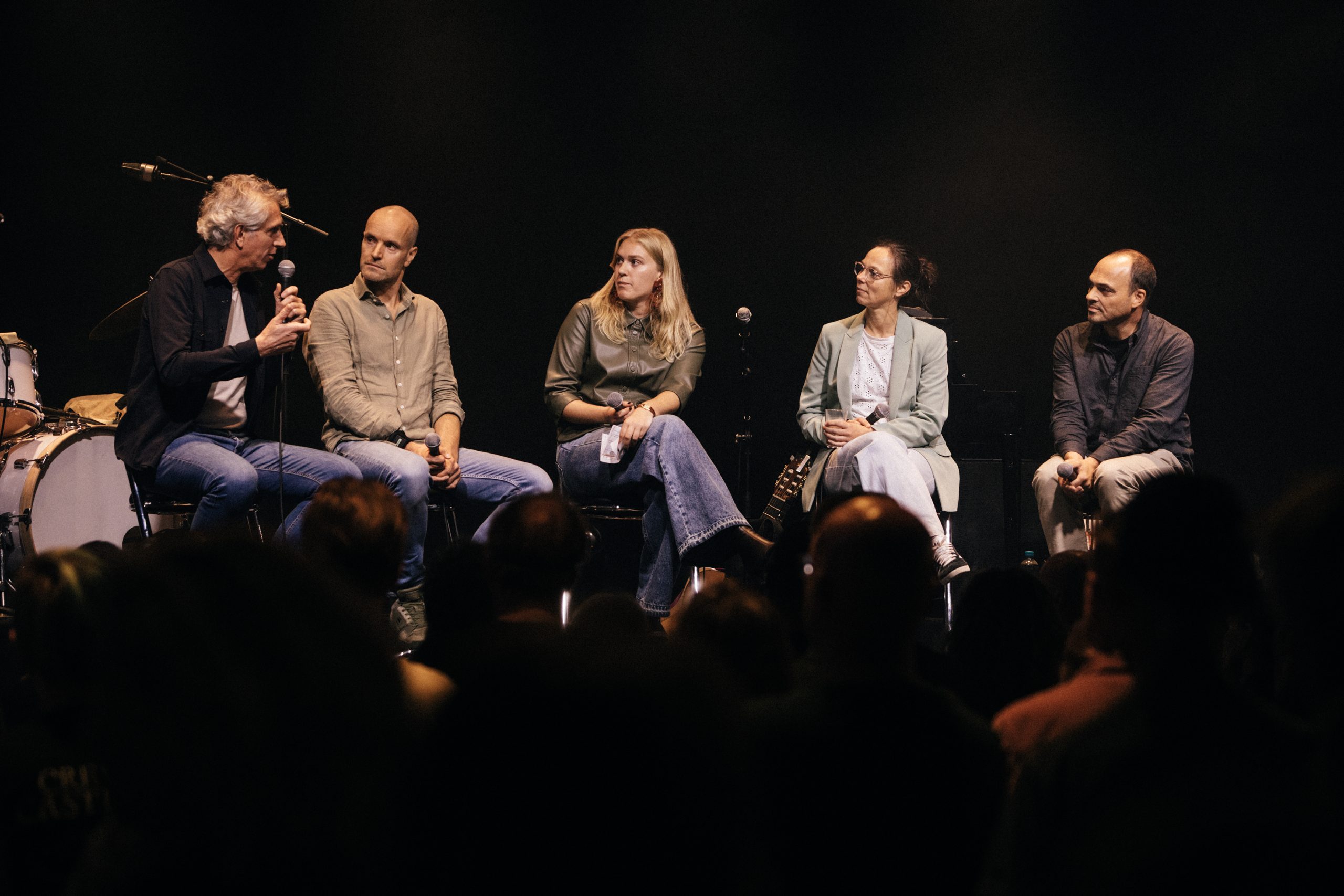Sprekers in gesprek op het podium van de Melkweg tijdens de OORMERK Showcase