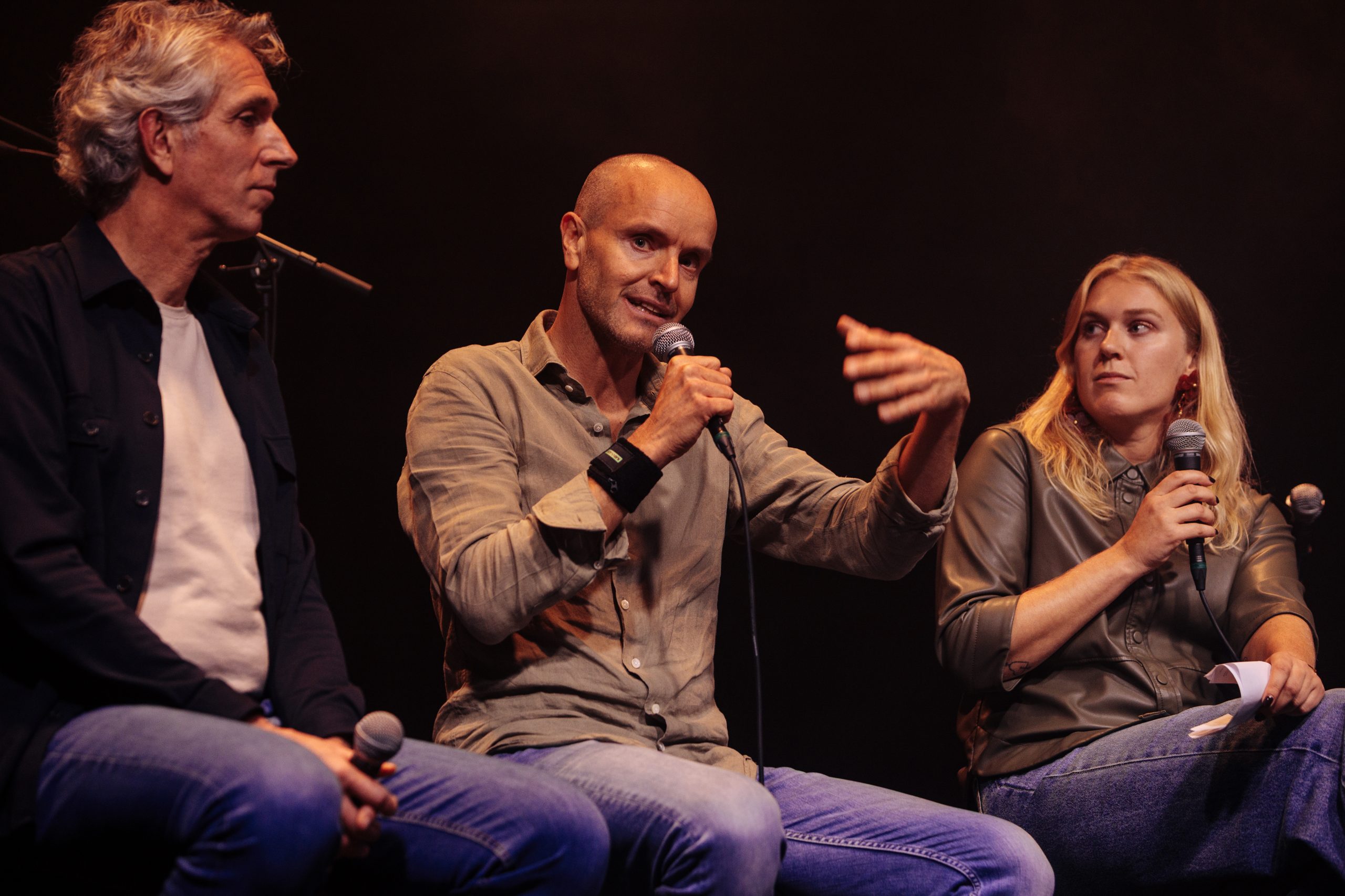 Sprekers in gesprek over concertvolume tijdens de OORMERK Showcase