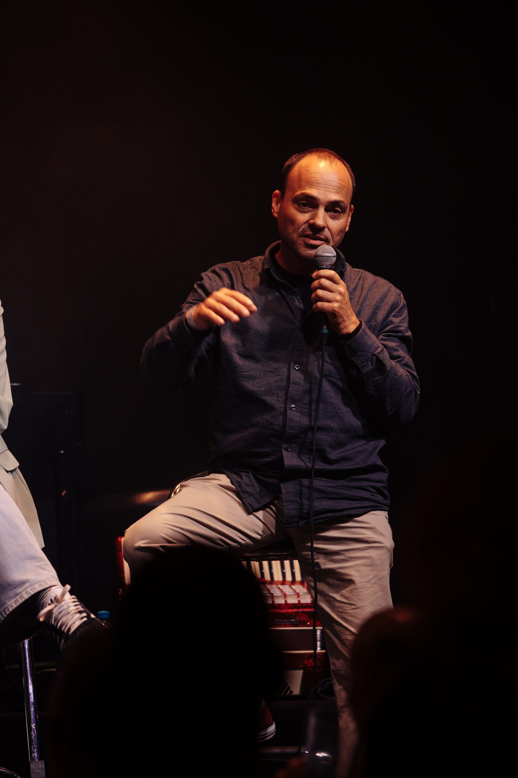 Spreker met microfoon op het podium tijdens de OORMERK Showcase